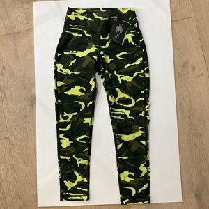 Human Performance Engineering Camo Print Capri Leggings Womens XS NWT